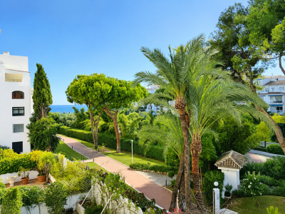 Rebajado! Lujoso apartamento en la exclusiva urbanización de Playas del Duque, en primera línea de playa de Puerto Banús, Marbella