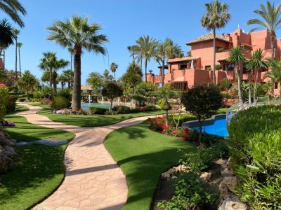 Lujoso apartamento en planta baja totalmente reformado, 3dormitorios/3baños, primera linea de playa. URB TORRE BERMEJA. Nueva Milla de Oro, Estepona.
