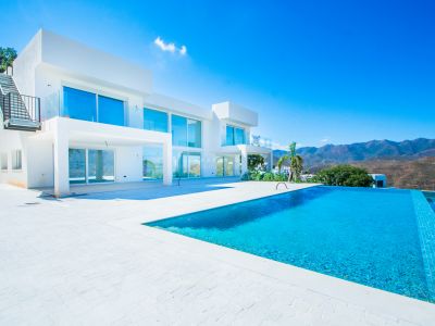 Villa de estilo moderno de nueva construcción con impresionantes vistas en La Mairena, Marbella Este