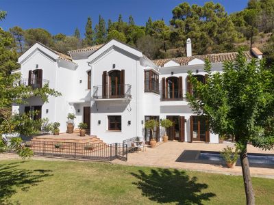 Exclusiva villa ubicada dentro de la prestigiosa urbanización de El Madroñal en Benahavís.