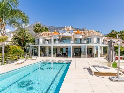 Fabulosa villa contemporánea de lujo con unas vistas impresionantes al mar en la Milla de Oro junto a Sierra Blanca en Marbella.