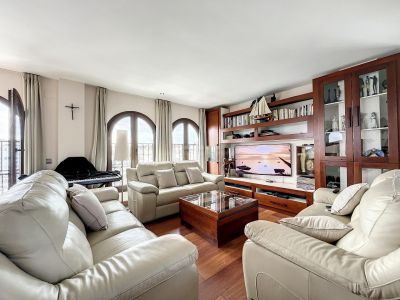 Impressive duplex penthouse with spectacular views in the popular Puerto de la Duquesa, Manilva,