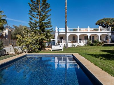 Cosmopolitan properties sells this luxurious villa located in front of the sea and 5 minutes from the center of Marbella.