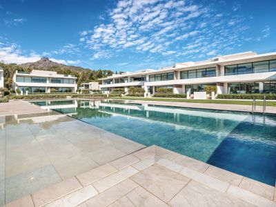 Lujosa villa adosada de obra nueva junto al Hotel Puente Romano, Milla de Oro de Marbella