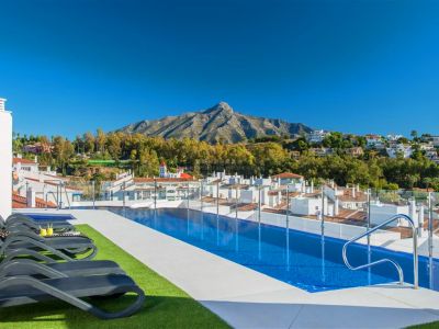 "Magnificent apartment with 3 bedrooms and two bathrooms, fully furnished in the heart of Nueva Andalucía.