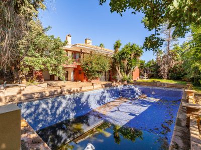Charmante villa avec beaucoup de potentiel située dans le quartier exclusif Rocío de Nagüeles, sur le Golden Mile à Marbella