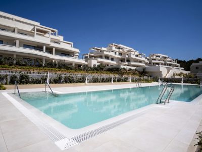 Luxurious ground floor apartment with private garden on the seafront on the New Golden Mile, Estepona