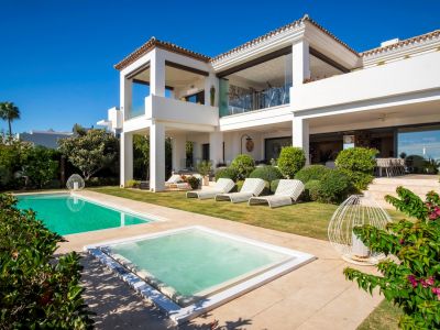 Impresionante villa reformada, ubicada en la prestigiosa zona de Sierra Blanca en Marbella.