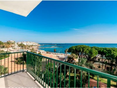 Extraordinario apartamento con magníficas vistas al mar en primera línea de playa en Puerto Banús, Marbella