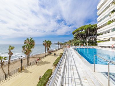 Fantástico apartamento en primera línea de playa en la exclusiva urbanización Marina Mariola, Marbella Centro