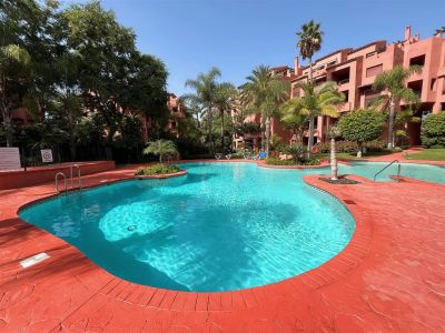 An inmaculate three bedroom duplex penthouse in Alicate Playa, Marbella East