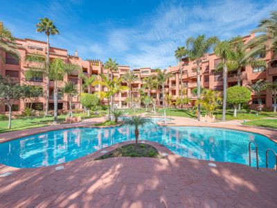 An inmaculate three bedroom duplex penthouse in Alicate Playa, Marbella East