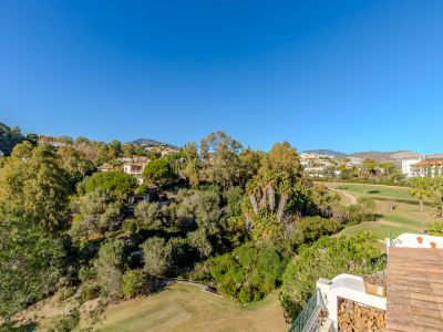 OPPORTUNITY! Fantastic semi-detached house with many possibilities, front line golf in La Quinta, Benahavis