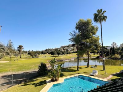 Encantadora casa adosada en primera línea de golf frente a un lago con espectaculares vistas en Nueva Andalucía, Marbella