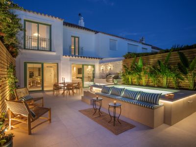 Fantástica casa adosada junto a la playa totalmente renovada con piscina privada en San Pedro Playa, Marbella