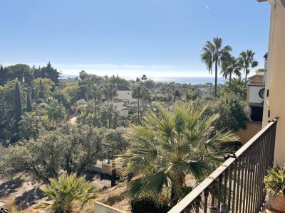 Charmante villa située dans le prestigieux quartier d'El Rosario, à Marbella, avec une vue panoramique sur la mer
