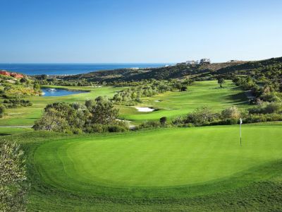 Terrain en vente à Marbella Club Golf Resort, Benahavis, avec une vue imprenable sur la mer, le golf et les montagnes,