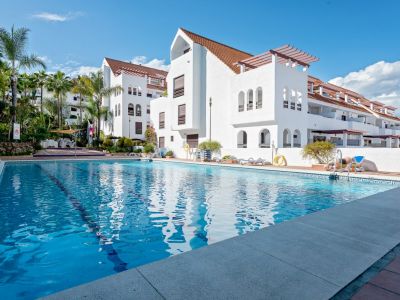 ¡Rebajado! Fantástico apartamento dúplex totalmente reformado en La Maestranza, Nueva Andalucía, Marbella