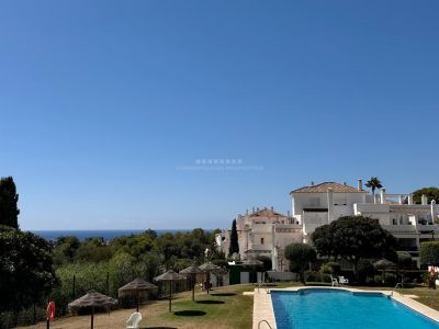 Great reformed apartment with nice sea views and terrace in Las Lomas de Río Real, Marbella East