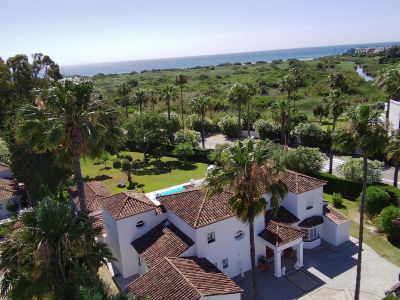 Preciosa villa recién renovada contemporánea a dos minutos de la playa de Sotogrande en Paseo del Parque
