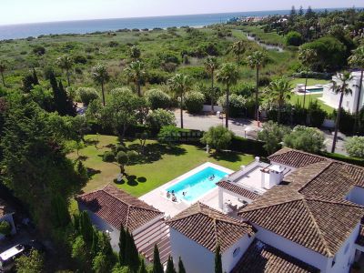 Preciosa villa recién renovada contemporánea a dos minutos de la playa de Sotogrande en Paseo del Parque