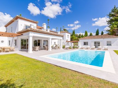 Preciosa villa recién renovada contemporánea a dos minutos de la playa de Sotogrande en Paseo del Parque