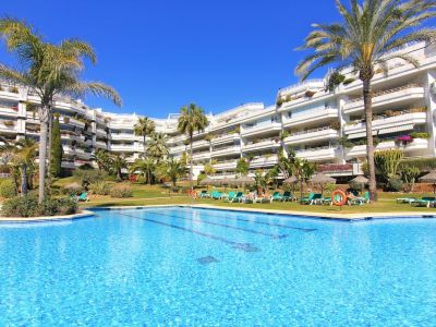 Impresionante ático de lujo en primera línea de playa en Playa Esmeralda, Milla de Oro de Marbella