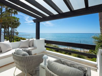 Espectacular y lujoso apartamento en primera línea de playa en la zona más exclusiva de Marbella, Puente Romano