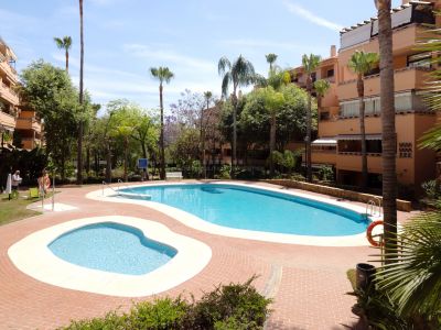 Precioso y luminoso apartamento junto a la playa en la Milla de Oro de Marbella