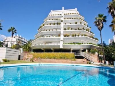 Estupendo y espacioso ático dúplex reformado en la mejor zona de Marbella a un paso de la playa y servicios