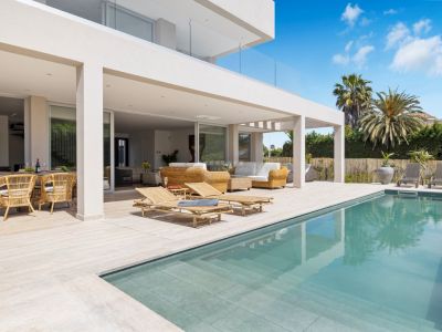 Villa de obra nueva y estilo moderno con muy buenas calidades junto a la playa en Linda Vista Baja, Marbella