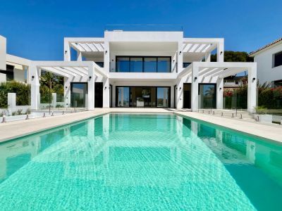 Villa moderna de obra nueva en segunda línea de playa en Elviria, Marbella Este