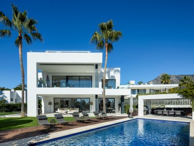 Stunning and luxurious modern-style villa in Altos de Puente Romano, Marbella's Golden Mile