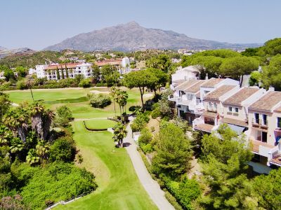 ¡Oportunidad! ¡Bajada de precio! Amplia casa adosada en primera línea de golf en Las Encinas, La Quinta, Benahavis