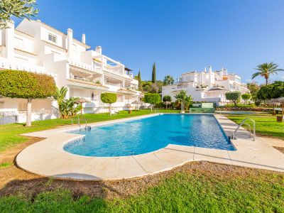 Luxurious duplex penthouse apartment 900 meters from the sea and stunning views in Las Lomas de Río Real, Marbella East