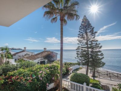 Excepcional apartamento dúplex en primera línea de playa en Arena Beach, Estepona