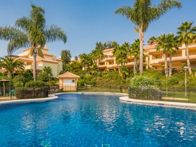 Great apartment with sea and mountain views in Cumbres del Rodeo, Nueva Andalucía, Marbella