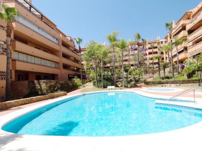 Precioso y luminoso apartamento junto a la playa en la Milla de Oro de Marbella