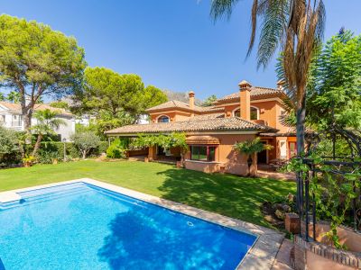 Espectacular villa de estilo clásico en Altos Reales, Milla de Oro de Marbella