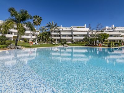 Lujoso penthouse en urbanización de lujo en primera línea de playa en Los Granados, Puerto Banús, Marbella