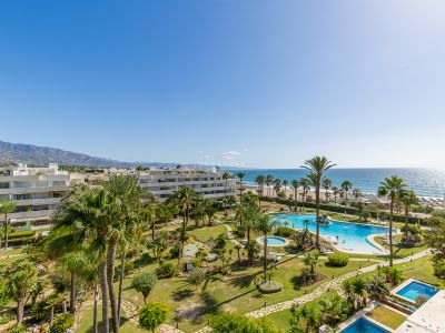 ¡Bajada de precio! Lujoso penthouse en urbanización de lujo en primera línea de playa en Los Granados, Puerto Banús, Marbella