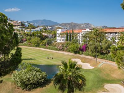 Amplia casa adosada en primera línea de golf en Las Encinas, La Quinta, Benahavis