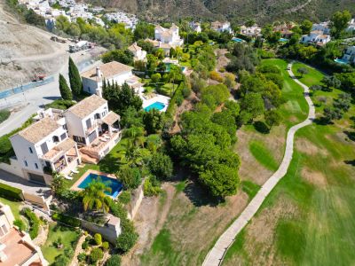 Fantástica villa de cinco dormitorios con orientación sur en La Quinta, Benahavis