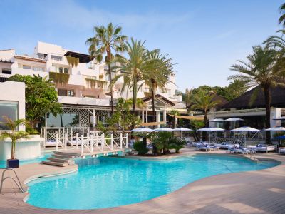 Elegant and exclusive apartment located in the prestigious 5 * Hotel Puente Romano, Marbella Golden Mile