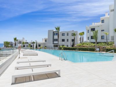 Exclusivo y moderno apartamento de estilo contemporáneo con jardín privado en Mirador del Golf, Estepona