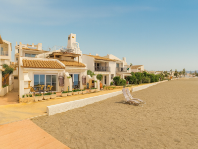 Villa/casa adosada reformada en primera línea de playa con acceso directo al mar en Bahía Dorada, Estepona