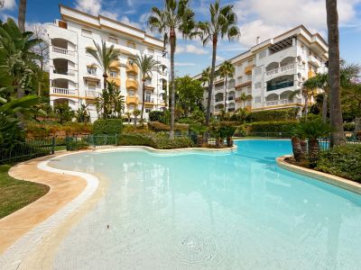 Bajo con jardín privado y acceso directo a la piscina en la Milla de Oro