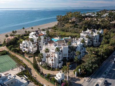 Lujoso apartamento en primera línea de playa con increíbles vistas en Bahía del Velerín, Estepona