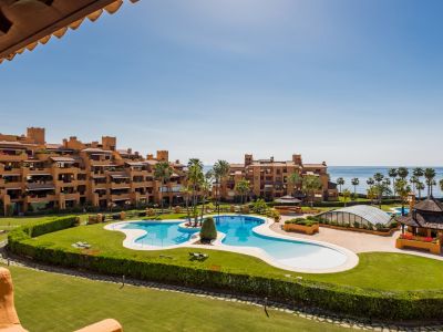 Lujoso apartamento totalmente reformado frente al mar y en primera línea de playa en Los Granados del Mar, Estepona