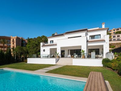 Precio reducido. Fantástica villa contemporánea en primera línea de golf en Santa María Golf, Elviria, Marbella Este